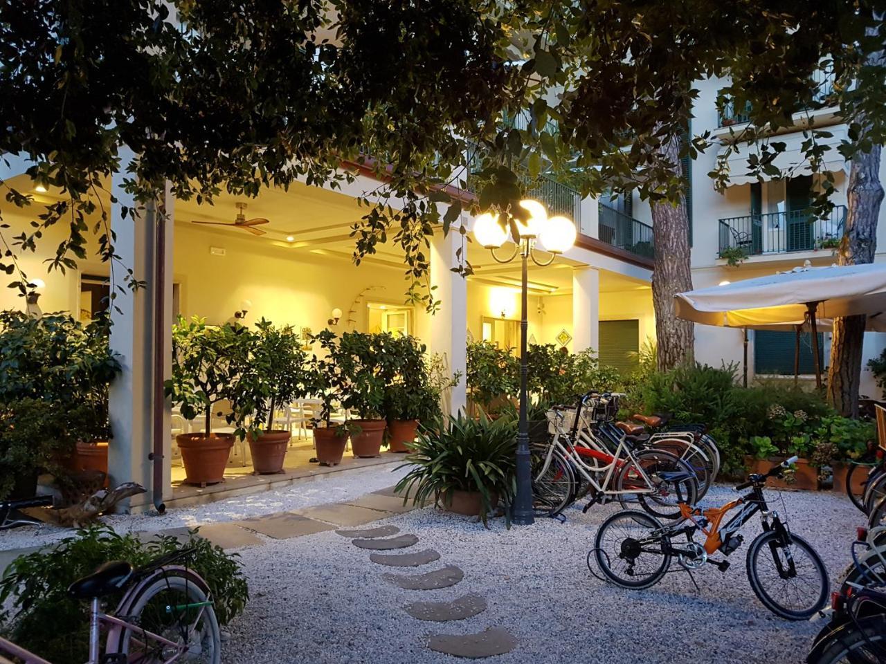 Hotel La Primula Forte dei Marmi Bagian luar foto